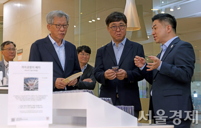최휘영(오른쪽 두 번째) 문화체육관광부 장관이 3일 유홍준 국립중앙박물관장과 함께 정용석 국립박물관문화재단 사장으로부터 박물관 상품(뮷즈)에 대한 설명을 듣고 있다. 사진 제공=문체부