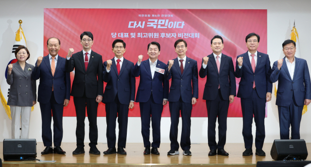 3일 서울 여의도 국민의힘 당사에서 열린 제6차 전당대회 후보자 비전대회에서 당 대표 후보들이 주요 당직자들과 기념촬영 하고 있다. 왼쪽부터 김정재 정책위의장, 황우여 선관위원장, 주진우·김문수·안철수·조경태·장동혁 당대표 후보, 송언석 비대위원장 겸 원내대표, 정점식 사무총장. 연합뉴스