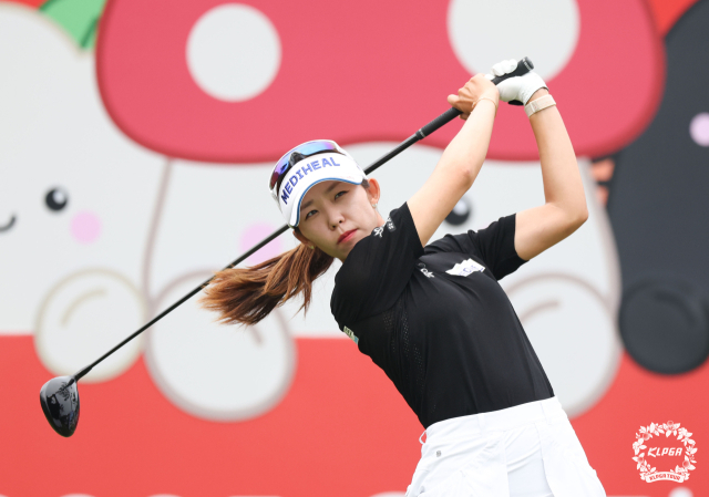 배소현이 3일 KLPGA 투어 오로라월드 레이디스 챔피언십 최종 라운드 1번 홀에서 드라이버 샷을 한 뒤 볼을 바라보고 있다. 사진 제공=KLPGA