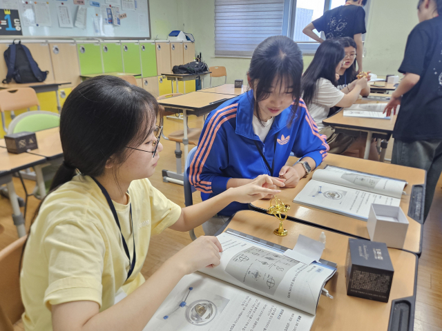 지난달 30일 전북 고창군 고창중학교에서 '2025 서울대 자연과학대 여름 과학봉사캠프'가 열린 가운데 캠프에 참가한 고창 지역 중·고등학생이 과학 실험을 하고 있다. 고창=박민주 기자