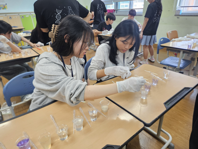 지난달 29일 전북 고창군 고창중학교에서 '2025 서울대 자연과학대 여름 과학봉사캠프'가 열린 가운데 캠프에 참가한 고창 지역 중·고등학생이 과학 실험을 하고 있다. 고창=박민주 기자