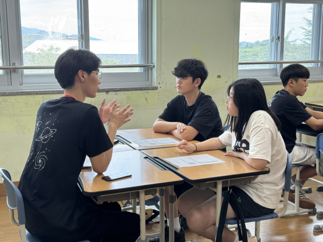 지난달 30일 전북 고창군 고창중학교에서 '2025 서울대 자연과학대 여름 과학봉사캠프'가 열린 가운데 캠프에 참가한 고창 지역 중·고등학생이 멘토로부터 고교학점제에 대한 조언을 듣고 있다. 사진 제공=서울대 자연대