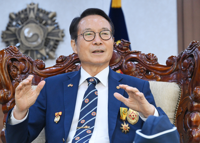 신상태 재향군인회장이 서울경제신문과의 인터뷰에서 조직의 부정부패 척결 과정을 설명하고 있다. 오승현 기자