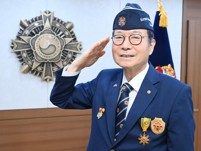 신상태 재향군인회장이 서울경제신문과인터뷰를 마친 후 거수경례를 하고 있다. 오승현 기자