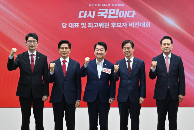 국민의힘 대표 후보들이 3일 서울 여의도 중앙당사에서 열린 제6차 전당대회 당 대표 후보자 비전대회에서 공약 발표에 앞서 기념 촬영을 하고 있다. 주진우(왼쪽부터), 김문수, 안철수, 조경태, 장동혁 후보. 오승현 기자