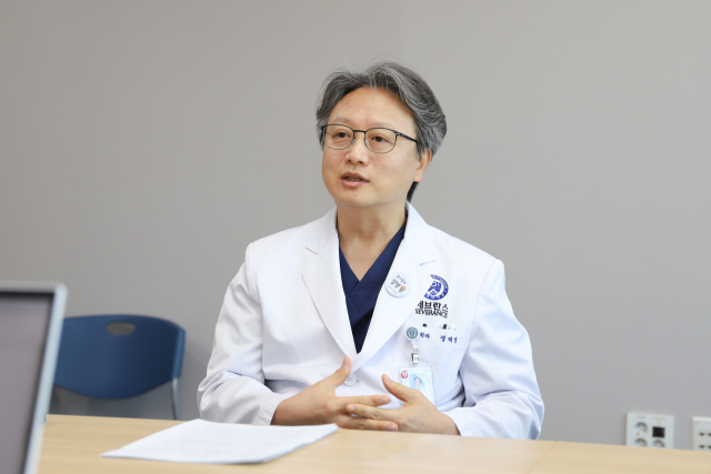 경태영 용인세브란스병원 입원의학과 교수가 입원전담 전문의 제도의 장점에 대해 설명하고 있다. 사진 제공=용인세브란스병원