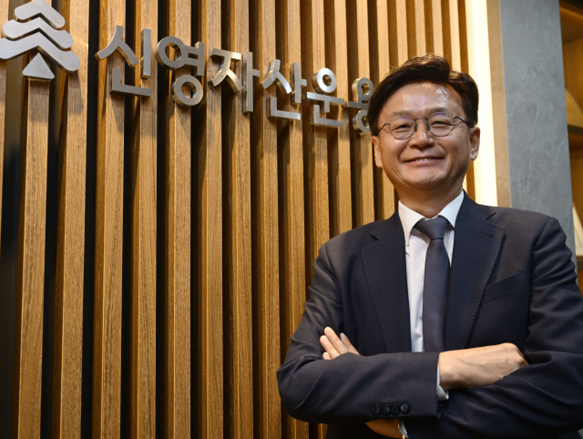엄준흠 신영자산운용 사장이 22일 서울 여의도 신영자산운용에서 본지와 인터뷰를 갖고 있다. 성형주 기자
