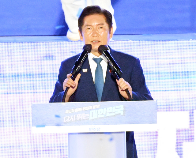 정청래 신임 더불어민주당 대표가 2일 경기 고양시 킨텍스에서 열린 제2차 임시전국당원대회에서 수락 연설을 하고 있다. 고양=오승현 기자