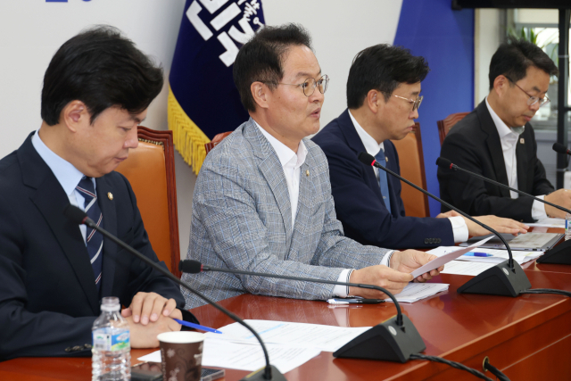허영(왼쪽 두 번째) 더불어민주당 원내정책수석이 3일 서울 여의도 국회에서 노조법2·3조 개정 관련 기자간담회를 하고 있다. 뉴스1