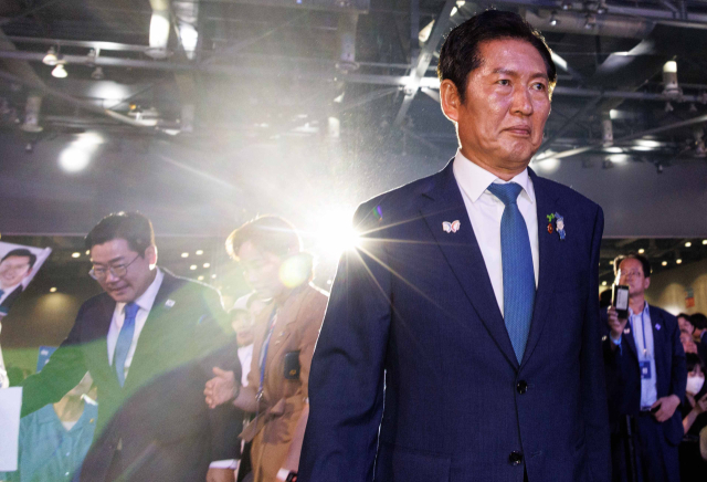 정청래 더불어민주당 신임 대표가 2일 경기 고양시 킨텍스에서 열린 제2차 임시전국당원대회에서 당선 수락 연설을 위해 단상으로 향하고 있다. 고양=오승현 기자