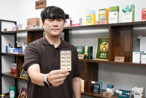 김준호 알피바이오 총괄부장이 지난달 28일 서울 강남구 알피바이오에서 서울경제신문과 인터뷰에 앞서 연질캡슐 등 알피바이오의 다양한 기술이 적용된 일반의약품과 건강기능식품들을 소개하고 있다. 조태형 기자