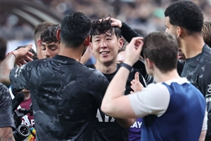 ‘토트넘 손흥민’은 끝이지만 “축구인생 안 끝났다. 더 즐겁고 행복한 모습으로 찾아뵐 것”
