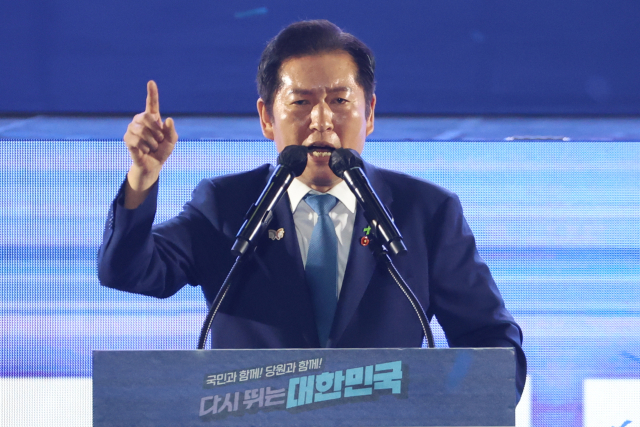 새로 선출된 정청래 더불어민주당 대표가 2일 고양 킨텍스에서 열린 전국당원대회에서 대표직 수락연설을 하고 있다. 연합뉴스