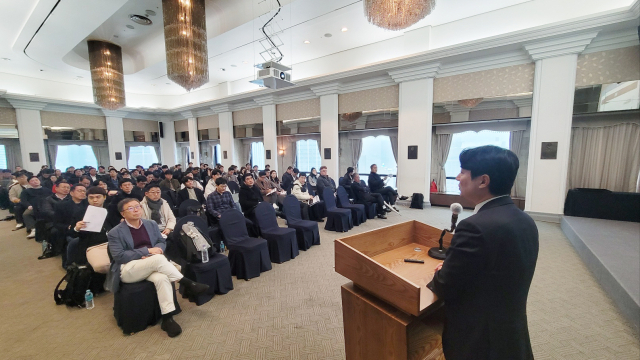 지난해 11월 서울 중구 한국프레스센터에서 윤태운 법무법인 선운 변호사가 한국프랜차이즈산업협회 피자헛 판결 대응 설명회를 진행하고 있다. 사진제공=한국프랜차이즈산업협회