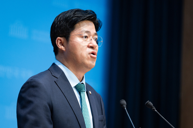 박상혁 더불어민주당 수석대변인이 21일 서울 여의도 국회 소통관에서 민생소비쿠폰 관련 브리핑을 하고 있다. 2025.7.21/뉴스1