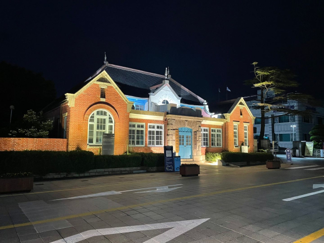 군산의 구 군산 세관 본관 미디어아트 모습. 사진 제공=국가유산청