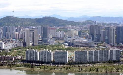 용산 정비창 부지 일대와 서부이촌동 아파트 단지 모습. 연합뉴스