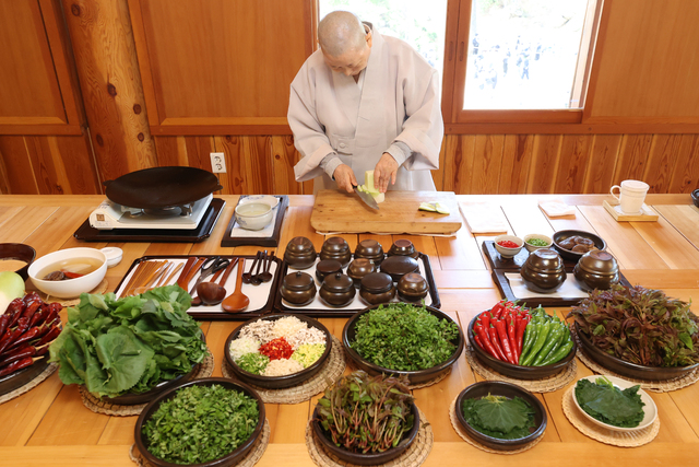 진관사 회주 계호스님이 4월 23일 서울 은평구 진관사에서 사찰음식을 선보이고 있다. 연합뉴스