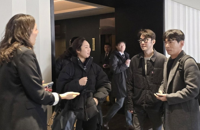 김창한(오른쪽 두번째) 크래프톤 대표가 4일 중구 더플라자 호텔 서울에서 열린 오픈AI 비공개 워크숍 '빌더랩'에 참석한 샘 올트먼 최고경영자(CEO)와 회담을 위해 이동하고 있다. 연합뉴스