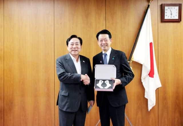 김기문(왼쪽)) 중기중앙회 회장과 무토 요지 일본 경제산업성 대신이 양국 포럼 공동개최를 합의하고 기념촬영을 하고 있다.사진제공=중기중앙회
