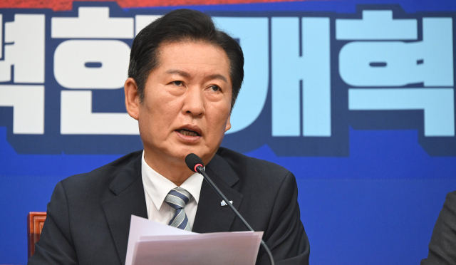 정청래 더불어민주당 대표가 4일 서울 여의도 국회에서 열린 최고위원회의에 참석해 현안에 관해 발언하고 있다. 오승현 기자 2025.08.04