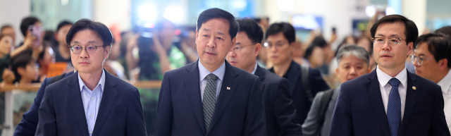 미국과의 무역협상을 마친 구윤철(가운데) 부총리 겸 기획재정부 장관, 김정관(왼쪽) 산업통상자원부 장관, 여한구 통상교섭본부장 등 한국 무역협상 대표단이 1일 인천국제공항 제2여객터미널을 통해 귀국하고 있다. 연합뉴스