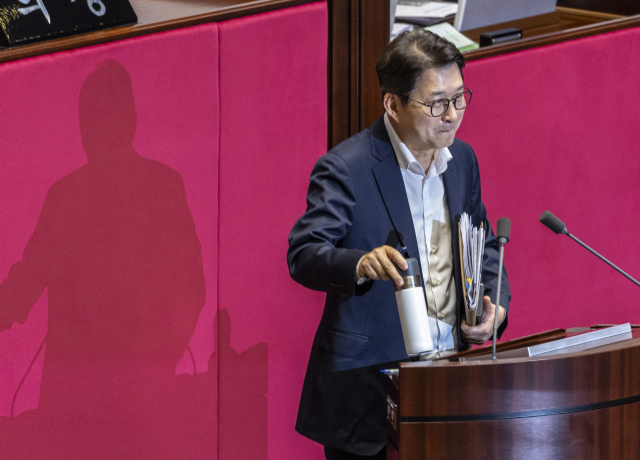 4일 국회 본회의에서 신동욱 국민의힘 의원이 ‘방송3법(방송법·방송문화진흥회법·한국교육방송공사법 개정안)’ 본회의 상정 관련해 필리버스터(무제한 토론)를 하기 위해 발언대로 이동하고 있다. 연합뉴스