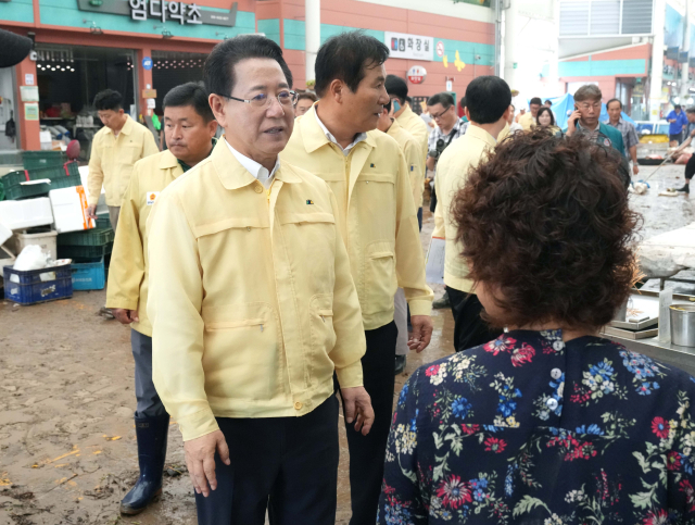 김영록 전남도지사가 4일 오전 극한호우가 쏟아진 함평군 천지전통시장 피해 현장을 방문, 피해 현황을 청취하고 신속한 복구 대책을 당부하고 있다. 사진 제공=전라남도