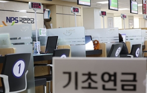 월 745만원 버는데 돈 '따박따박'…30억 자가 보유자도 받는 '기초연금' 손본다