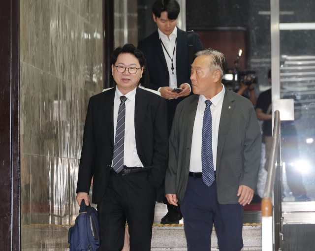 이한주(왼쪽) 국정기획위원회 위원장이 4일 서울 여의도 국회에서 열린 더불어민주당 의원총회에 참석하고 있다. 연합뉴스