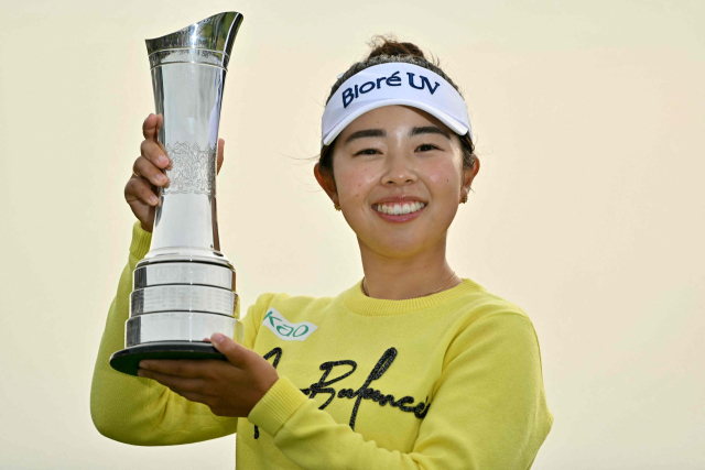 LPGA 투어 시즌 마지막 메이저 대회 AIG 여자 오픈에서 우승한 야마시타 미유가 트로피를 들고 포즈를 취하고 있다. AFP연합뉴스