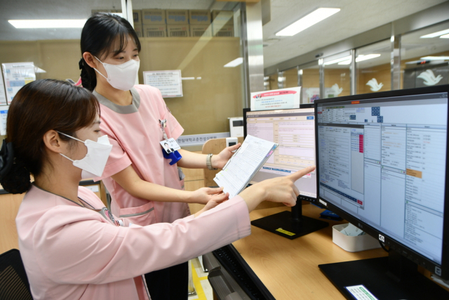한림대춘천성심병원 병동 간호사들이 컴퓨터에 띄워져 있는 인공지능(AI) 예측모델을 보며 환자 상태를 확인하고 있다. 사진 제공=한림대춘천성심병원