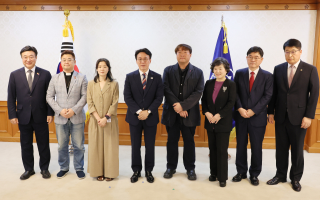 이태원 참사 추모위원장을 맡은 김민석 국무총리가 4일 서울 종로구 정부서울청사에서 열린 추모위 첫 회의에서 위원들과 함께 기념촬영을 하고 있다. 연합뉴스