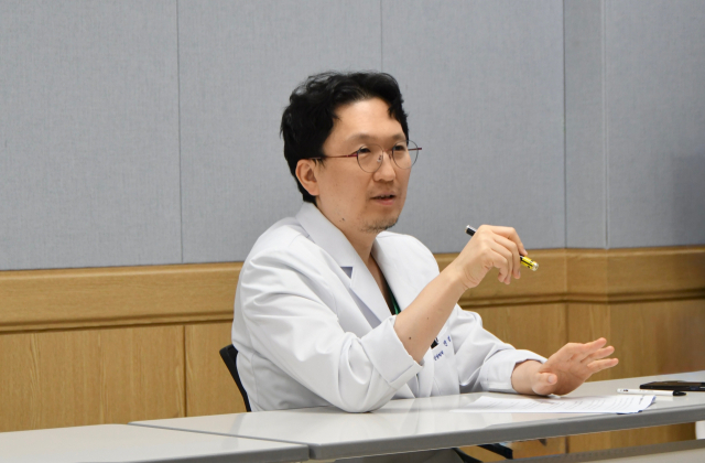 전진평 한림대춘천성심병원 신경외과 교수가 인공지능(AI) 원격협진 플랫폼을 활용한 지역·필수의료 위기 대응의 중요성에 대해 설명하고 있다. 사진 제공=한림대춘천성심병원