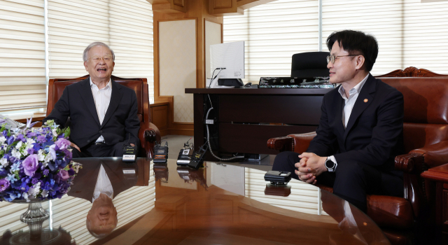 손경식(왼쪽) 한국경영자총협회 회장과 김정관 산업통상자원부 장관이 4일 서울 마포구 경총회관에서 면담하고 있다. 연합뉴스