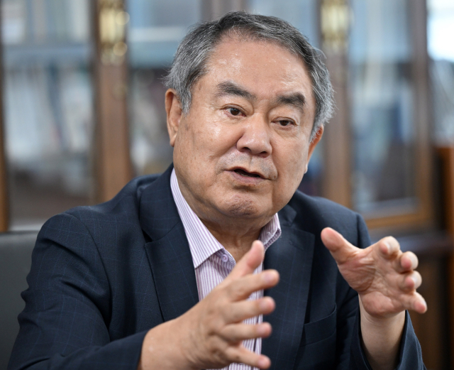 김진일 국가물류산업화추진협의회장이 23일 서울 강서구 해우지엘에스에서 진행된 서울경제신문과의 인터뷰에서 물류 산업에 대한 투자 확대를 강조하고 있다. 성형주 기자