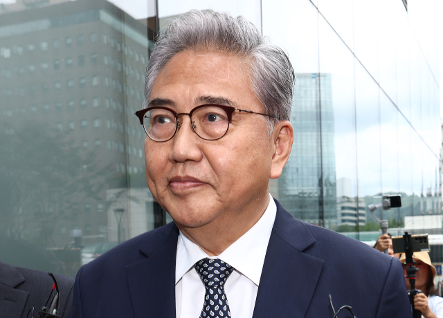 박진 전 외교부 장관이 4일 오후 서울 종로구 김건희 특검팀(특별검사 민중기) 사무실에서 윤석열 전 대통령 부부의 우크라이나 순방 관련 조사를 받기 위해 출석하고 있다. 뉴스1