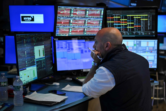 한 주식거래중개인이 4일(현지 시간) 미국 뉴욕증권거래소(NYSE)에서 모니터를 바라보고 있따. AFP연합뉴스