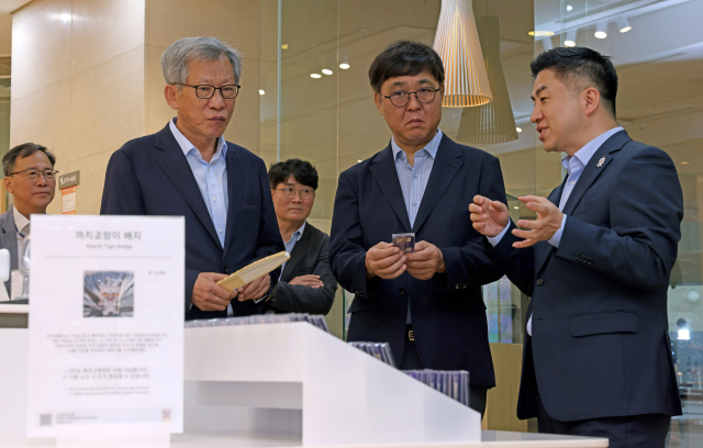 최휘영 문화체육관광부 장관이 8월 3일 서울 용산구 국립중앙박물관에서 유홍준 국립중앙박물관장, 정용석 국립박물관문화재단 사장과 함께 박물관 상품(뮷즈) 판매 상황을 점검하고 있다. 사진 제공=문화체육관광부