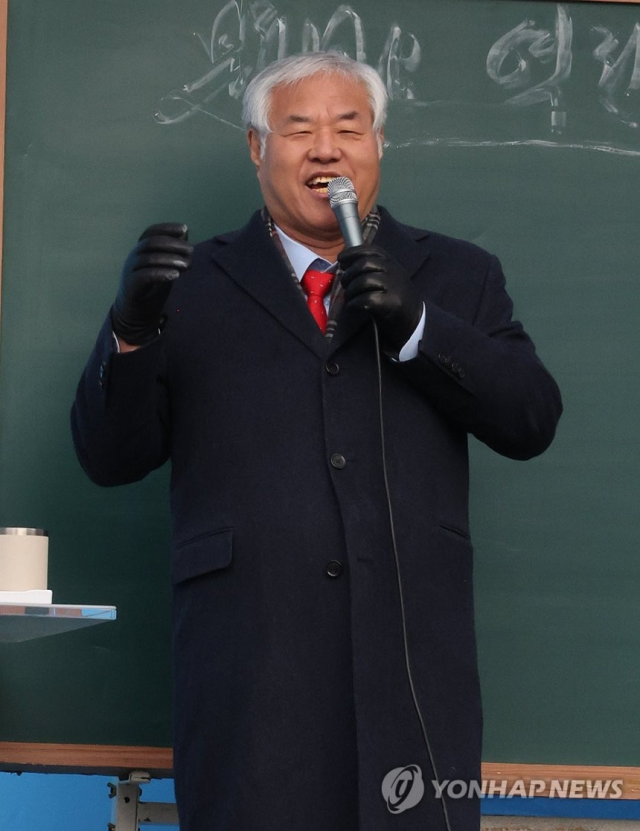 19일 오전 서울 동화면세점 인근 세종대로에서 전광훈 사랑제일교회 목사가 광화문 전국 주일 연합 예배에 참석해 발언하고 있다. 연합뉴스