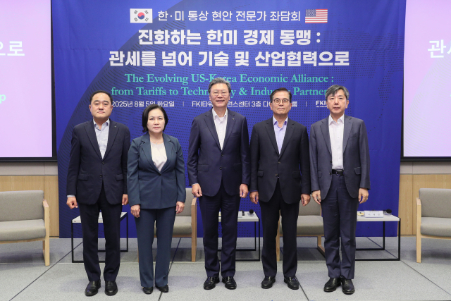 정철(왼쪽부터) 한국경제연구원 원장, 유명희 서울대 교수, 김창범 한국경제인협회 부회장, 최석영 법무법인 광장 고문, 이재민 서울대 법학전문대학원 원장이 5일 서울 여의도 FKI타워 컨퍼런스센터에서 열린 '진화하는 한미 경제동맹: 관세를 넘어 기술 및 산업협력으로' 좌담회에서 기념촬영을 하고 있다. 사진 제공=한경협