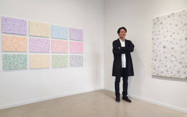 화가 이강욱이 경주 플레이스씨에서 열린 개인전 '1mm의 경계'에서 취재진의 질문에 답하고 있다. /사진=조상인기자