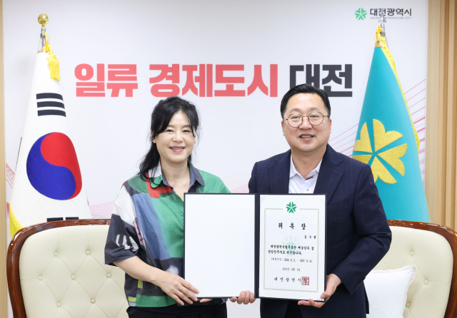 이장우(오른쪽) 대전시장이 김수현(왼쪽) 대전시립무용단 신임 예술감독 겸 상임안무자에게 임명장을 수여하고 기념촬영을 하고 있다. 사진제공=대전시