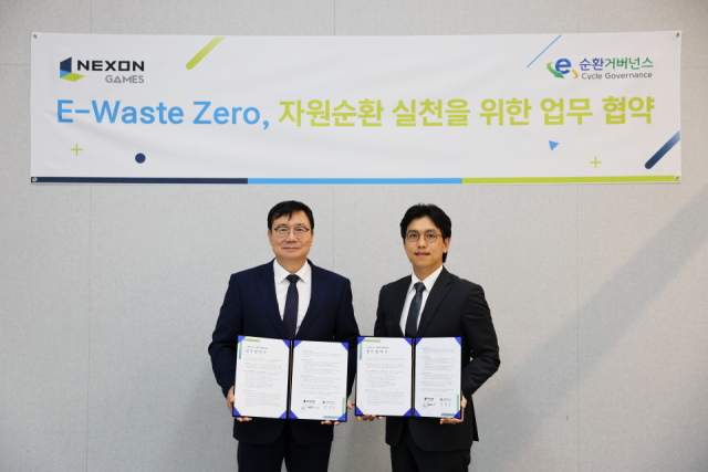 이영호(오른쪽) 넥슨게임즈 ESG TF 실장과 정덕기 E-순환거버넌스 이사장이 폐전기·전자제품 자원순환 협약을 체결한 뒤 기념사진을 촬영하고 있다. 사진제공=넥슨게임즈