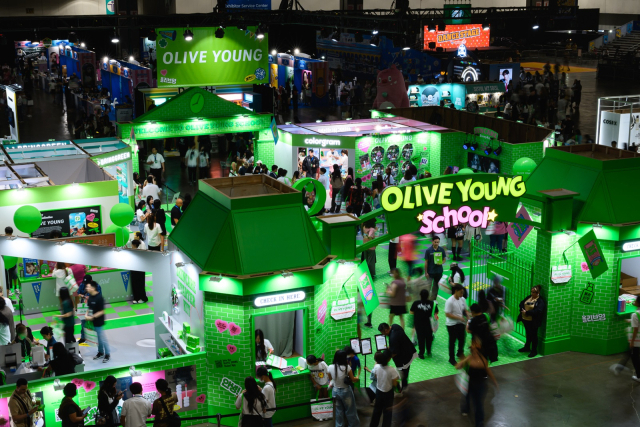 CJ올리브영이 66개 K뷰티 브랜드들과 함께 꾸린 'KCON LA 2025' 올리브영 부스가 현지 관람객들로 북적이는 모습. 사진 제공=CJ올리브영
