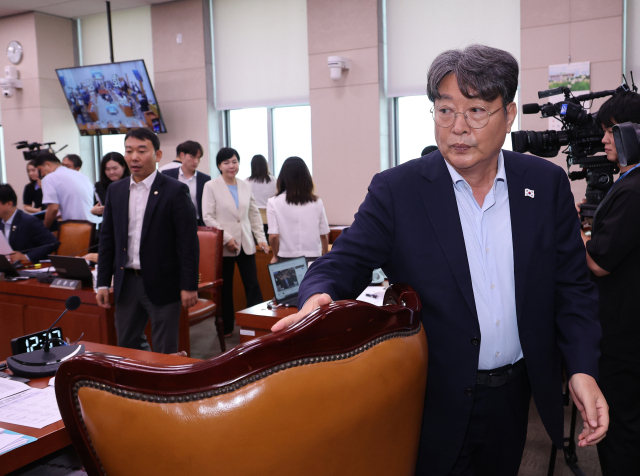 1일 서울 여의도 국회에서 방송 3법, 노란봉투법, 상법 등 을 심의, 의결하기 위해 열린 법제사법위원회 전체회의가 정회 되자 이춘석 위원장이 자리를 나서고 있다. 2025.8.1 연합뉴스