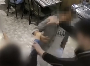 가만히 있다 손님에 뺨 맞은 식당 직원…반격했다가 '쌍방폭행' 몰린 영상 보니