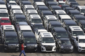 트럼프, 15% 車관세 시행 뜸들이자 일본 경제재생상 미국 건너갔다