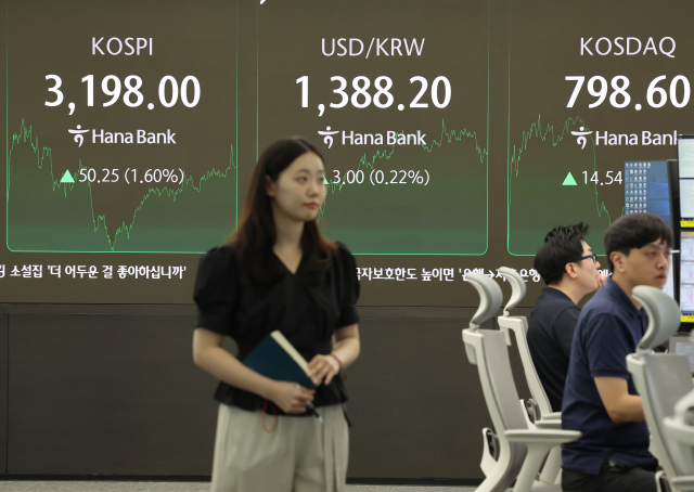 5일 서울 중구 하나은행 본점 딜링룸에서 한 딜러가 자리로 향하고 있다. 연합뉴스