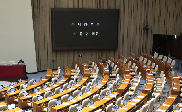 5일 국회 본회의에서 노종면 더불어민주당 의원이 방송법 일부개정법률안 관련 무제한 토론(필리버스터)을 이어가는 가운데 국민의힘 배현진 의원이 자리에 앉아 있다. 연합뉴스